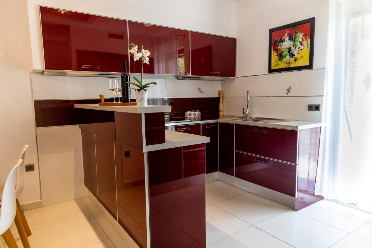 Green Garden Apartment *