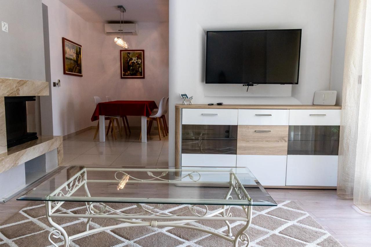 Green Garden Apartment *